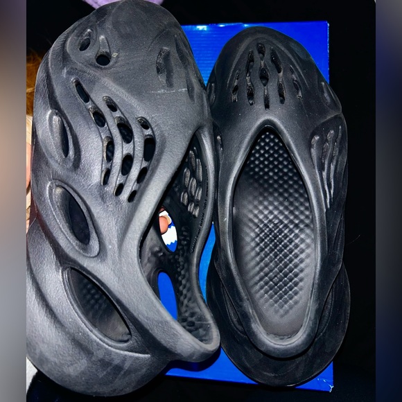Yeezy Foam Runners - Picture 2 of 3